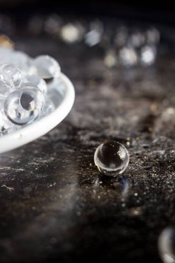 Siyah metal zemin üzerinde beyaz plaka üzerinde hidrojel topları