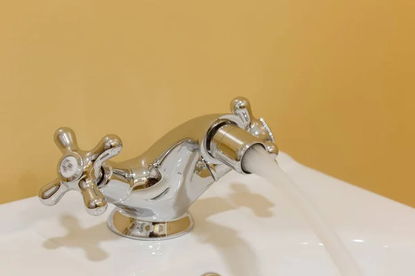 Bidet mélangeur douche avec de l'eau sur salle de bain moderne . — Photo