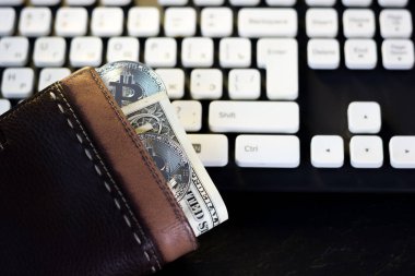 Bilgisayar klavye üzerinde nakit para ve bitcoin para ile cüzdan