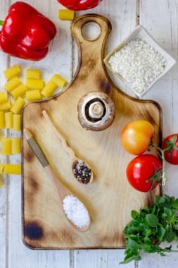 tahta kaşıklar ahşap tahta üzerine tuz ve biber baharat üstten görünüm