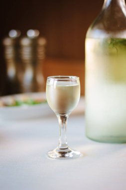 Restoranda bir bardak tekila