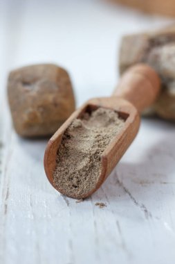 Tablo üzerinde ahşap kepçe şeytantersi baharat