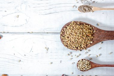 Tahta kaşıklar üzerinde tablo metin için yer ile mutfak baharat