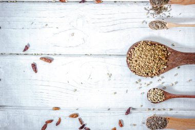 Tahta kaşıklar üzerinde tablo metin için yer ile mutfak baharat