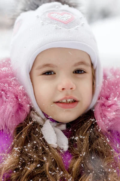 Küçük Kız Karlı Kış Gününde Açık Çocuk — Stok fotoğraf