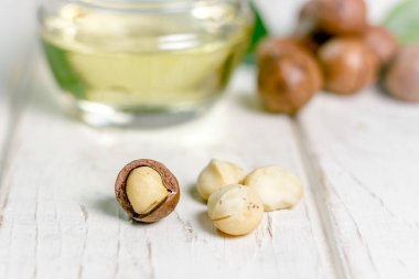 Beyaz ahşap masa güzel macadamia fındık