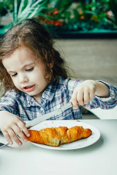 Linda Niña Desayunando Con Croissant Restaurante — Foto de Stock