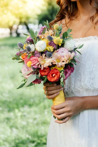 Bella Sposa Tenuta Bouquet Fiori Nozze Mano All Aperto — Foto Stock