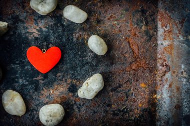 Daire taş siyah zemin üzerine kırmızı kalp