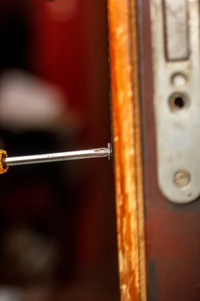 Serralheiro Fazendo Instalação Fechadura Porta Com Chave Fenda — Fotografia de Stock