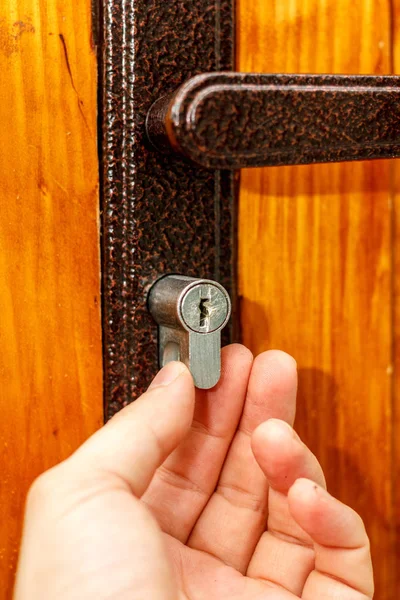 鍵屋は 木製のドアに新しいドア ロックをインストールします — ストック写真