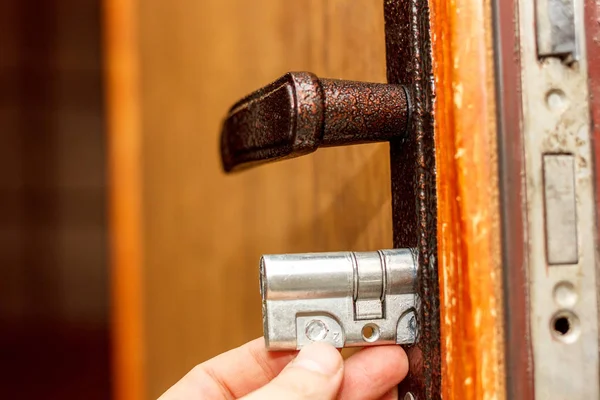 锁匠安装新门锁进木门 — 图库照片