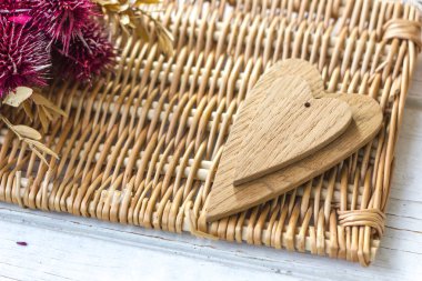 İki ahşap kalp - büyük ve küçük bir