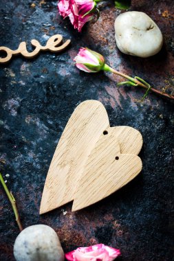 İki Sevgililer günü kalpleri rustik arka plan üzerinde birlikte.