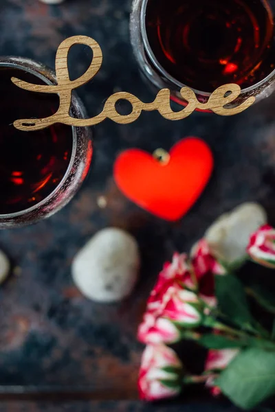 Mooie Letters Liefde Glazen Wijn — Stockfoto
