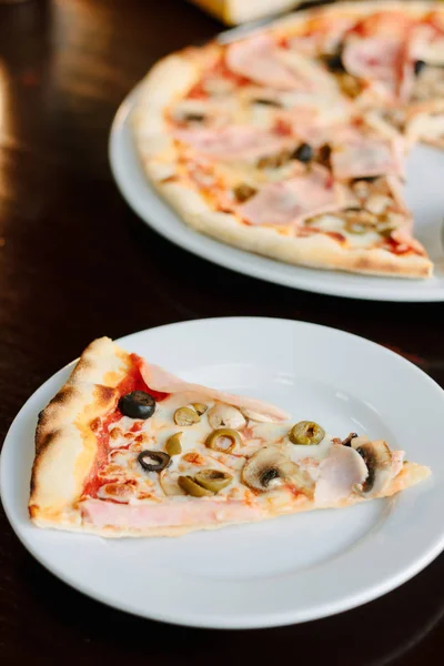 Pilz Pizza Scheibe Auf Weißem Keramikteller Über Dem Tisch — Stockfoto