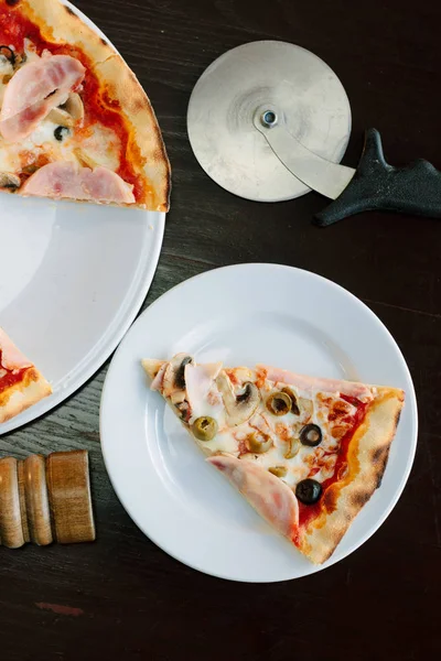 Vista Superior Rebanada Pizza Plato Blanco Sobre Mesa — Foto de Stock