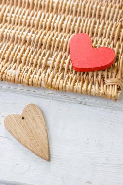 Beyaz yüzey üzerinde kırmızı ve kahverengi ahşap Kalpler