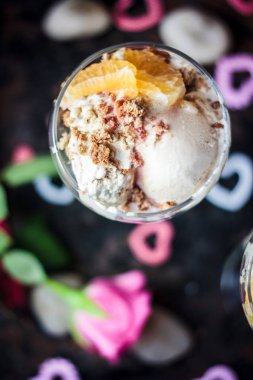 Siyah rustik yüzey üzerinde güzel tatlı.