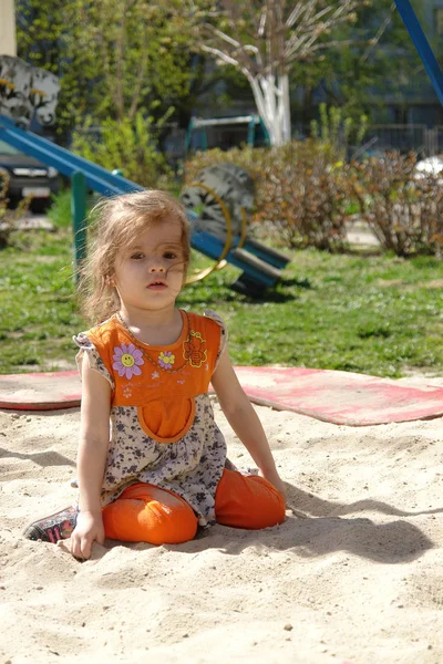 周日早上 小女孩在沙坑里玩耍 — 图库照片