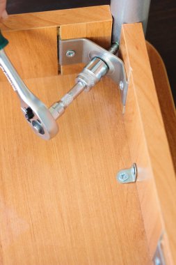 Lokma anahtar bir çalışmalarında mobilya ile