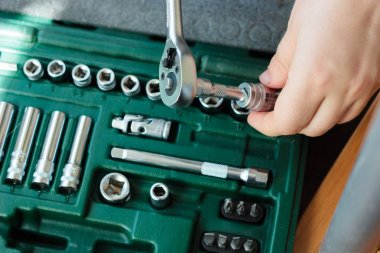 Lokma anahtar bir arka planda lokma anahtar takımı ile yardım