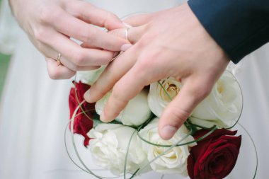 Gelin düğün yüzük için damat parmağını koyar.