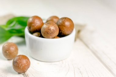 Beyaz ahşap masa güzel macadamia fındık