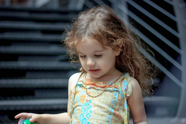 Potrait Niña Una Escalera — Foto de Stock