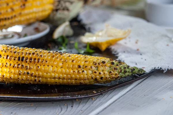 Maíz Parrilla Plato Madera Con Limón Hierbas Especias — Foto de Stock