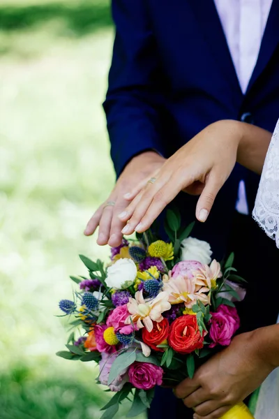 Bruid Bruidegom Demonstreren Ringen Hun Handen Tegen Bloemboeket Als Achtergrond — Stockfoto