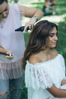 Kuaförlük, usta genç bir kadın için güzel bir saç stili yap.