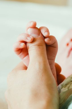Yeni doğan bebek el üst parmak tutarak