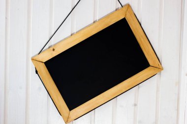 Duvardaki yazı tahtası. Beyaz ahşap duvar siyah kurulu ile