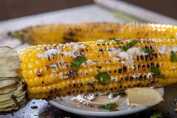 Maíz Parrilla Plato Madera Con Limón Hierbas Especias — Foto de Stock