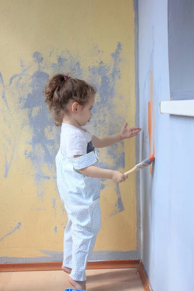 Criança Divertindo Com Pincel Ajudando Renovar Paredes Por Tintas Coloridas — Fotografia de Stock