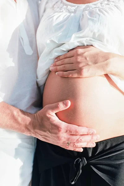 Mäns Handen Håller Kvinnans Mage Graviditeten — Stockfoto