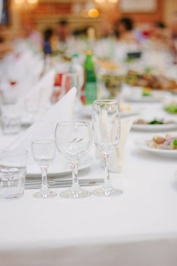 Yemek büfesinde yemek servisi..