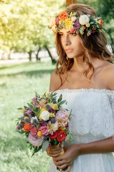 Mooie Bruid Met Bloem Boeket Buiten — Stockfoto