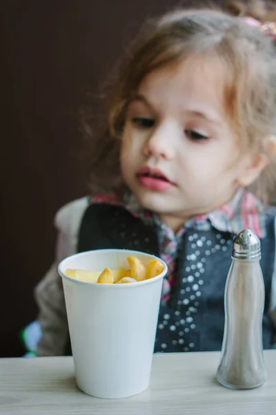 Маленькая Девочка Ест Картошку Фри Ресторане — стоковое фото