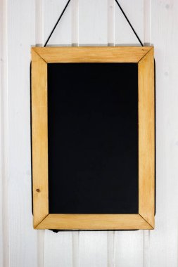 Duvardaki yazı tahtası. Beyaz ahşap duvar siyah kurulu ile