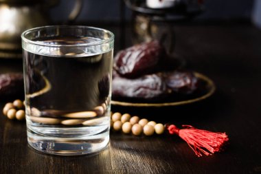 Iftar su Ramazan siyah masaya açma hızlı için.