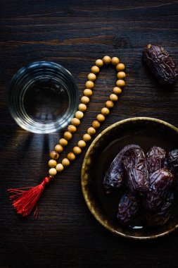 Su iftar, İslam tespih ve ramazan tarihleri için üstten görünüm