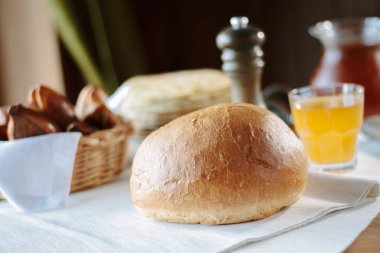 Restoran masasında taze ekmek..