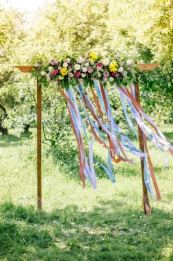 Güzel bir düğün kemeri ve yaz günü ormanda çiçekler.