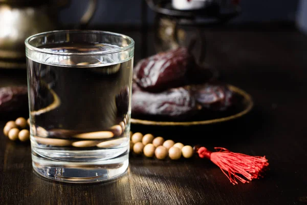 Iftar Agua Para Ramadán Apertura Rápida Sobre Mesa Negra —  Fotos de Stock