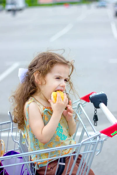 Niña Sentada Carrito Compra Comiendo Donut — Foto de Stock