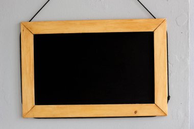 Duvardaki yazı tahtası. Bu siyah kurulu ile gri duvar