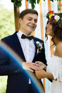 Gelin ve damat düğün yüzük hakkında mutlu onların'ın parmak