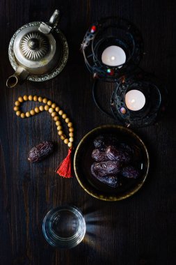Su iftar, İslam tespih ve ramazan tarihleri için üstten görünüm